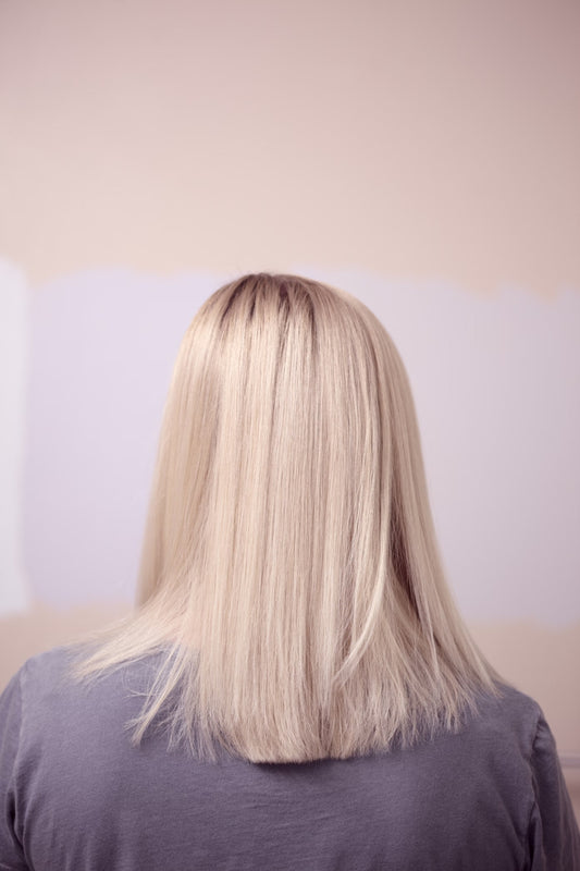 Marre des frisottis ? Voici comment choisir un bon shampoing lissant